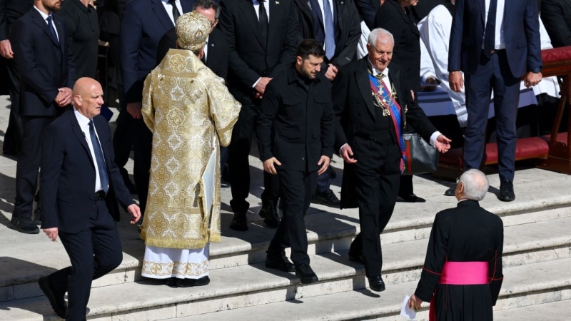 澤連斯基抵達(dá)聖伯多祿廣場(chǎng)。 路透社