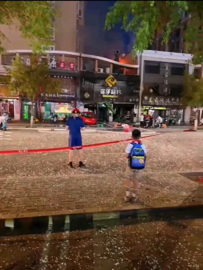 事故現(xiàn)場滿地玻璃碎片。 X@吳文行wengxinwu