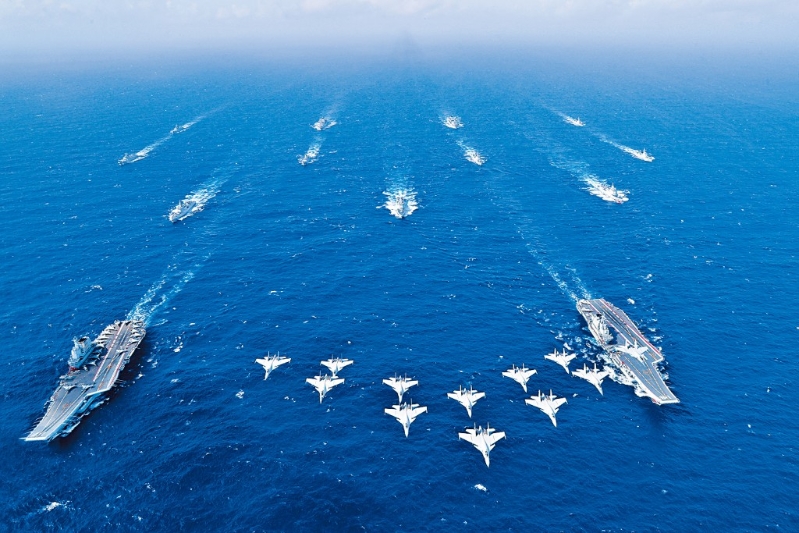 遼寧艦和山東艦航母編隊(duì)首次展開(kāi)雙航母編隊(duì)演練。