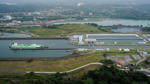 特朗普稱(chēng)美船只應(yīng)被允許免費(fèi)通過(guò)巴拿馬運(yùn)河和蘇伊士運(yùn)河。 路透社