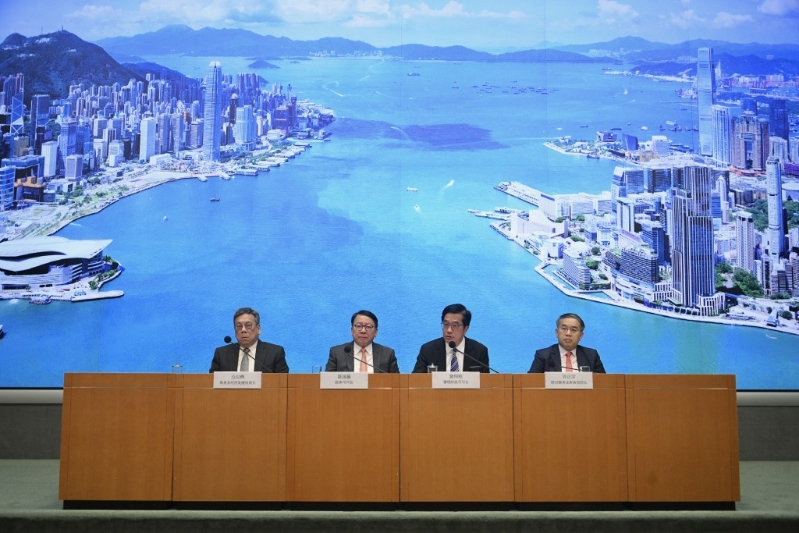 （左起）丘應(yīng)樺、陳國(guó)基、黃偉綸及許正宇在政府總部接受訪問(wèn)。陳浩元攝