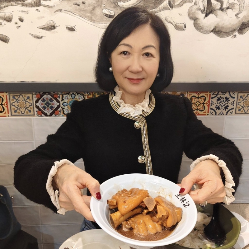 葉劉日前重游本港著名特色食街及旅游點(diǎn)筲箕灣東大街，并幫襯在東大街屹立多年的食肆。葉劉FB