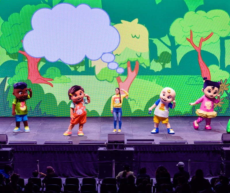 CoComelon最受歡迎的老師Ms. Appleberry也會 一起演出。（圖片來源：CoComelonHK）