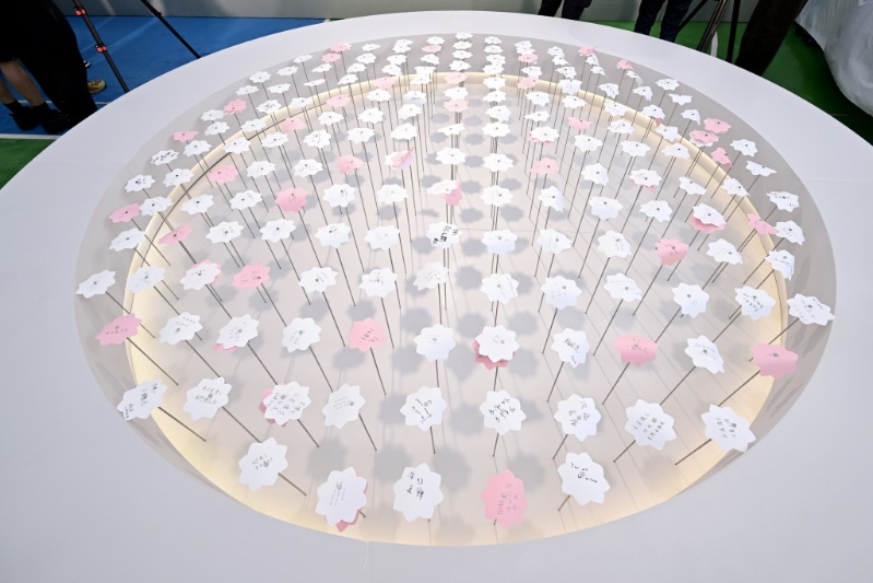 李兆基設(shè)靈，大型帳篷悼念區(qū)內(nèi)有花池，載有不同人士留下的致意。