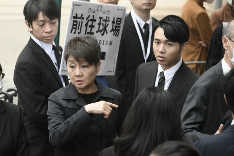 已故賭王何鴻燊四太梁安琪，及其長(zhǎng)子何猷亨。（陳浩元攝）