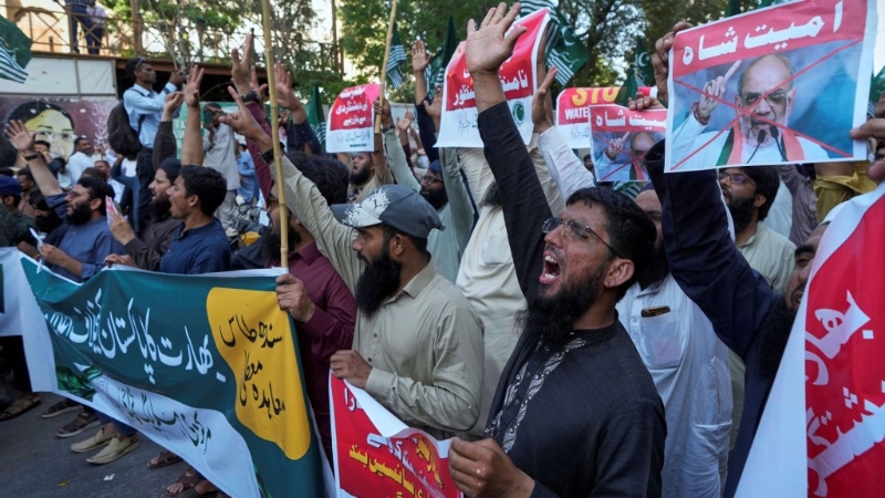 巴基斯坦卡拉奇民眾抗議印度中止執(zhí)行與巴基斯坦共享水資源的條約。 美聯(lián)社.jpg