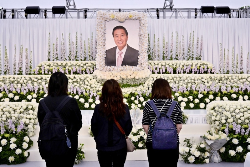 大型帳篷悼念區(qū)設(shè)有一個(gè)長(zhǎng)12米、高5米的大型祭壇。 劉駿軒攝