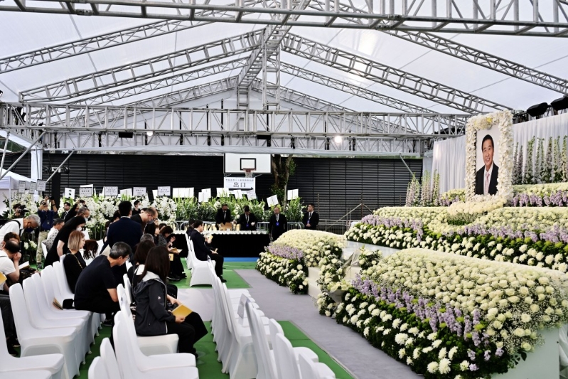 悼念區(qū)以白色鮮花為主調(diào)。 劉駿軒攝