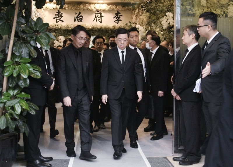 李家超逗留十多分鐘，李家杰、李家誠(chéng)陪同離開。 （陳浩元攝）