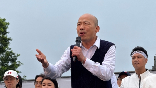 國民黨26日在凱道舉行 “反綠、戰(zhàn)獨裁，凱道一起站出來！”活動，“立法院長”韓國瑜上臺致詞。