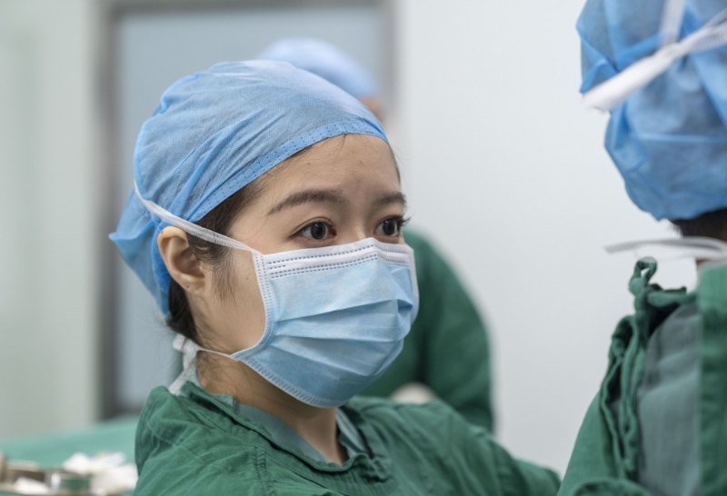 泌尿外科規(guī)培住院醫(yī)師董某瑩。 新華社