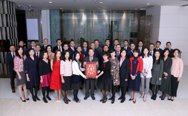 李兆基（第一排左七）九十歲大壽，許正宇（第三排左六）亦有到賀。