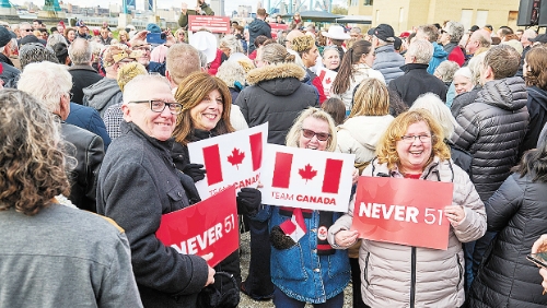 當(dāng)?shù)貢r間4月26日，加拿大安大略省，在總理、自由黨黨首卡尼的競選集會上，民眾舉著“絕不成為美國第51個州”的標(biāo)語