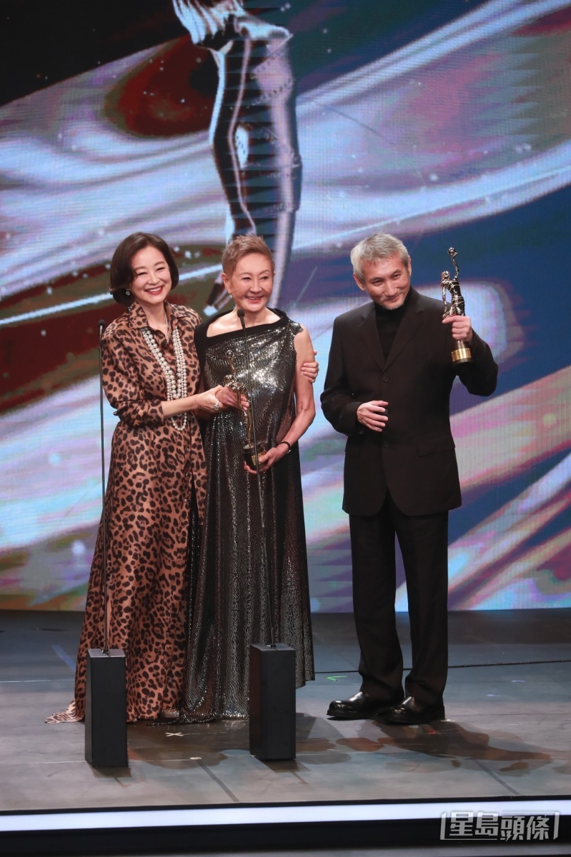 林青霞為二人頒發(fā)終身成就獎