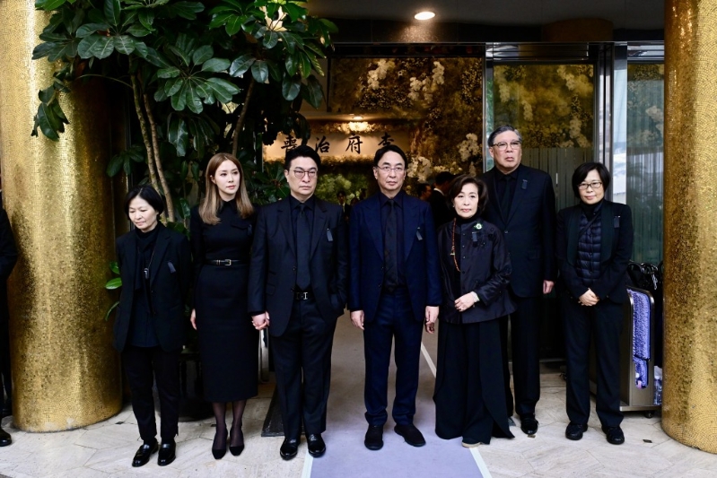 李兆基家人在香港殯儀館外見傳媒。 劉駿軒攝
