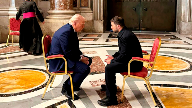 美國總統(tǒng)特朗普回憶26日在梵蒂岡與烏克蘭總統(tǒng)澤連斯基的短暫談話，他認為澤連斯基已準備好放棄克里米亞半島。