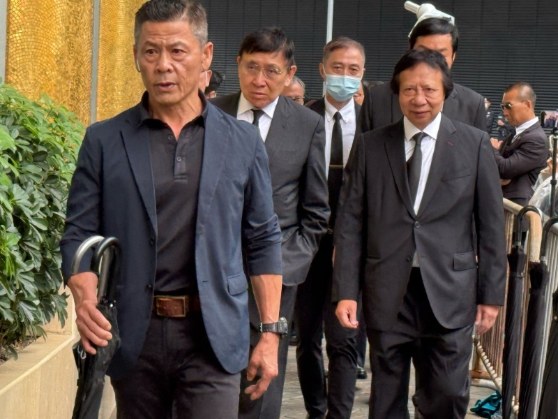 新地新地主席兼董事總經(jīng)理郭炳聯(lián)、前聯(lián)席主席郭炳江一同到場(chǎng)。