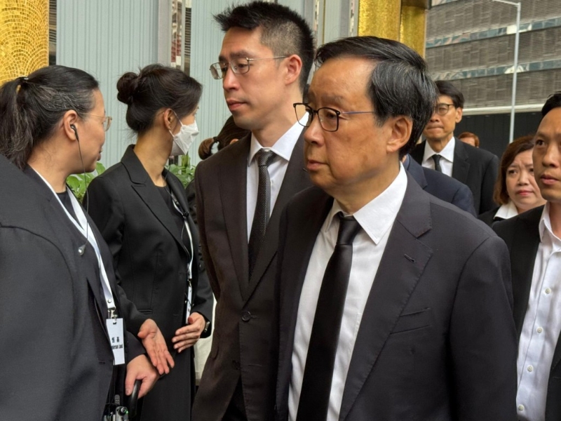 新地執(zhí)行董事郭基煇、副董事總經(jīng)理雷霆到場(chǎng)。