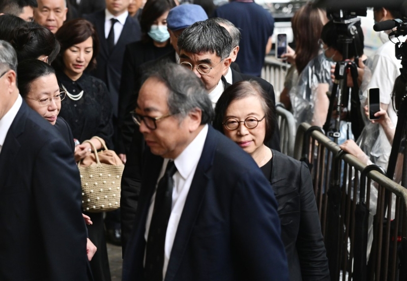 前食物及衛(wèi)生局局長(zhǎng)陳肇始（右）。 劉駿軒攝