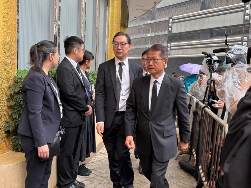 財(cái)政司司長(zhǎng)陳茂波（右）。