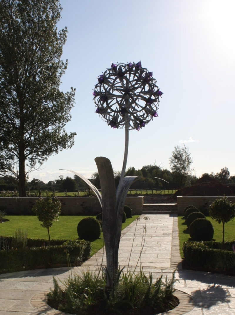 The Henderson 旁邊的藝術花園添置英國藝術家 Jenny Pickford 創(chuàng)作的大型繡球蔥花形態(tài)雕塑藝術裝置《Allium》，象征著生命的堅韌與不屈精神。
