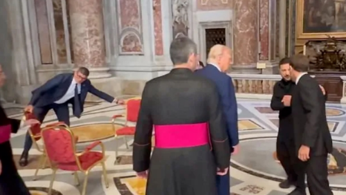 當(dāng)?shù)貢r間26日，法國總統(tǒng)馬克龍（右）與美國總統(tǒng)特朗普、烏克蘭總統(tǒng)澤連斯基會面，旁邊工作人員在整理座椅。