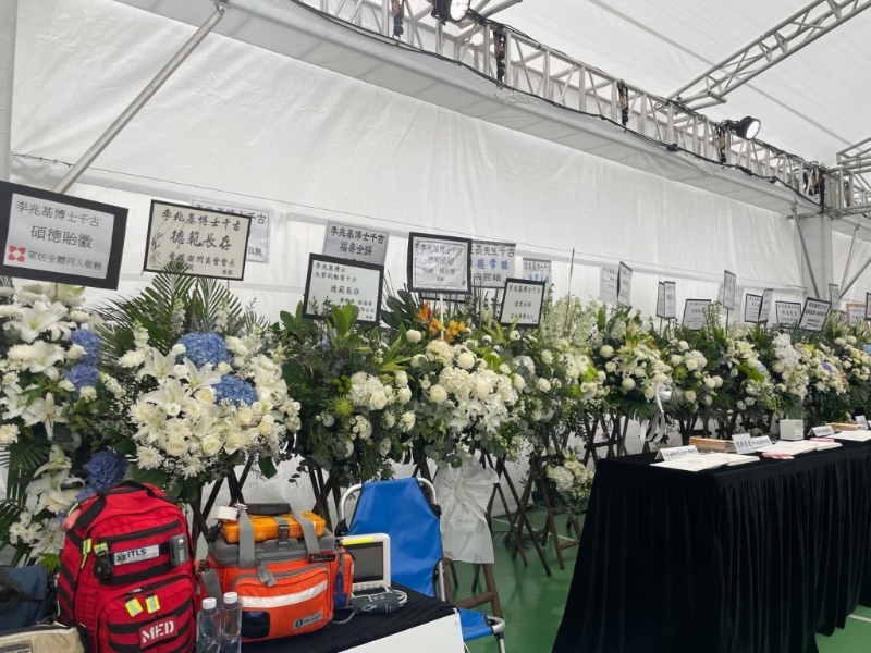 各界人士贈(zèng)送的花牌。