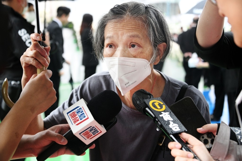 年逾七旬的葉婆婆表示，曾在恒基旗下商場(chǎng)任職基層崗位。