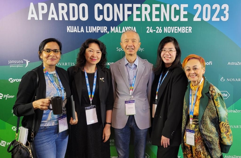 曾建平（中）前年代表本港出席亞太罕見疾病組織聯(lián)盟會議。 受訪者提供