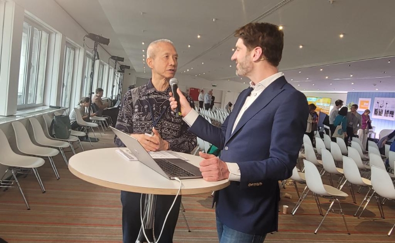 曾建平出席國際會議時(shí)接受外國傳媒訪問。 受訪者提供