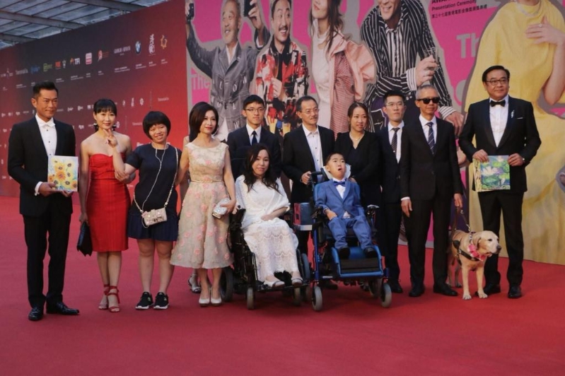 曾建平及其他罕見病病友獲邀出席2018年金像獎(jiǎng)?lì)C獎(jiǎng)禮，踏上紅地毯。 受訪者提供