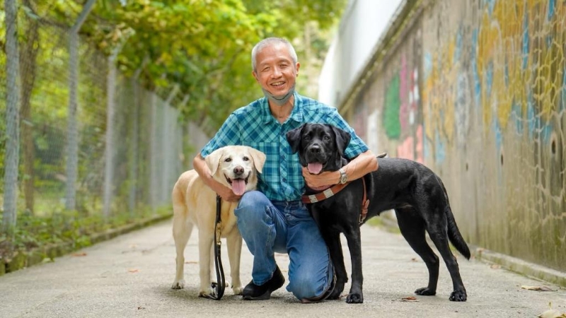 Deanna（左）退役后由曾建平領(lǐng)養(yǎng)，現(xiàn)時(shí)由另一導(dǎo)盲犬Vinny（右）引路。 受訪者提供