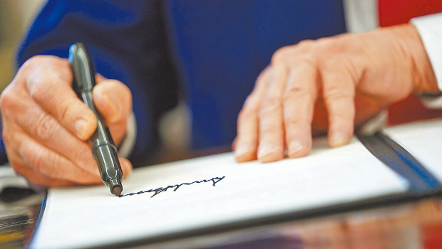 特朗普即將就任滿100天，他在這段時(shí)間簽署210項(xiàng)行政命令，但只有簽署5項(xiàng)新法案，皆創(chuàng)下歷史紀(jì)錄。