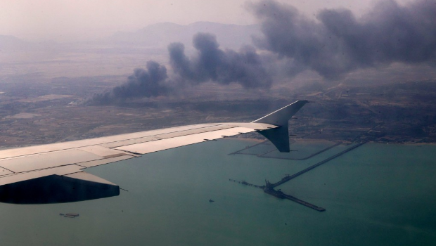 爆炸現(xiàn)場仍冒出滾滾黑煙，飄向海面。