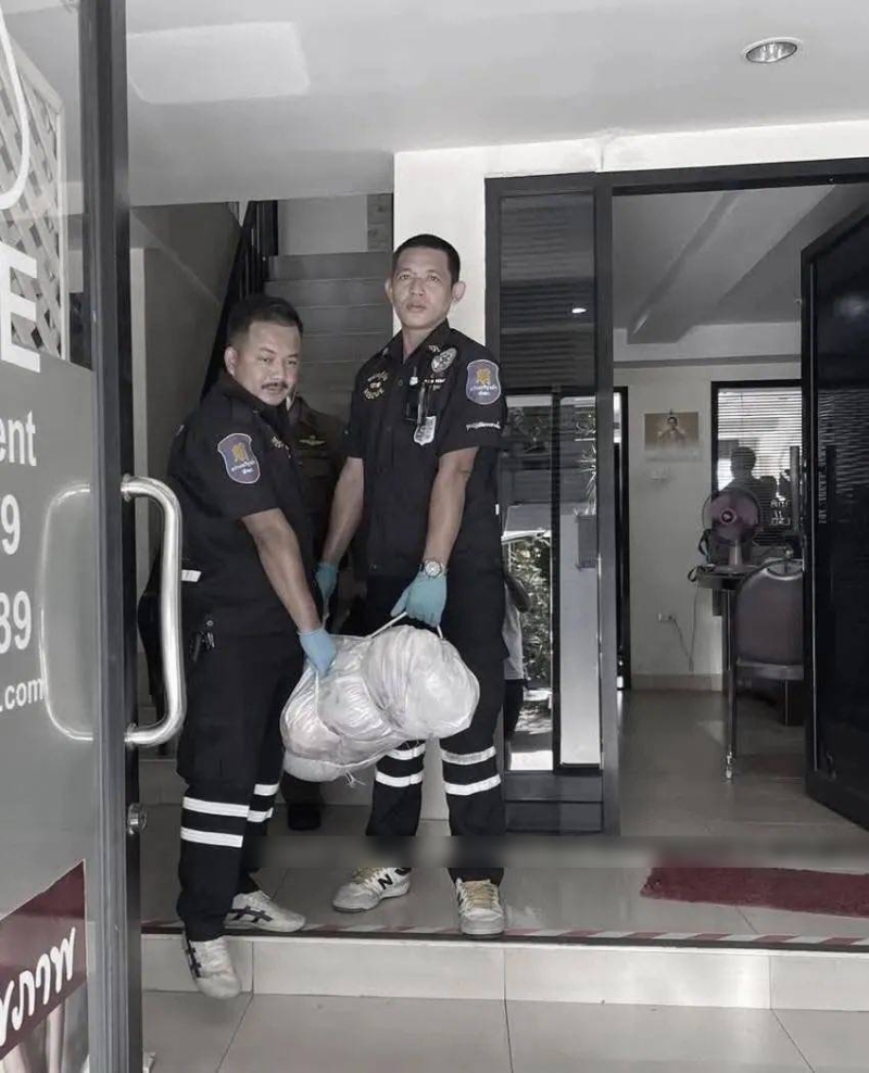 警方將死者遺體抬離。 FB：園區(qū)實錄