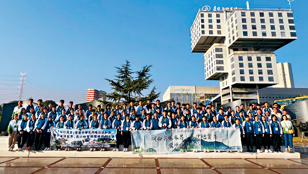 教育局近年推行多項(xiàng)內(nèi)地交流計(jì)劃。 教育局