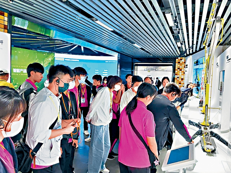 有立法會(huì)議員認(rèn)為，學(xué)校需要確保交流團(tuán)的行程配合教學(xué)內(nèi)容。 教育局