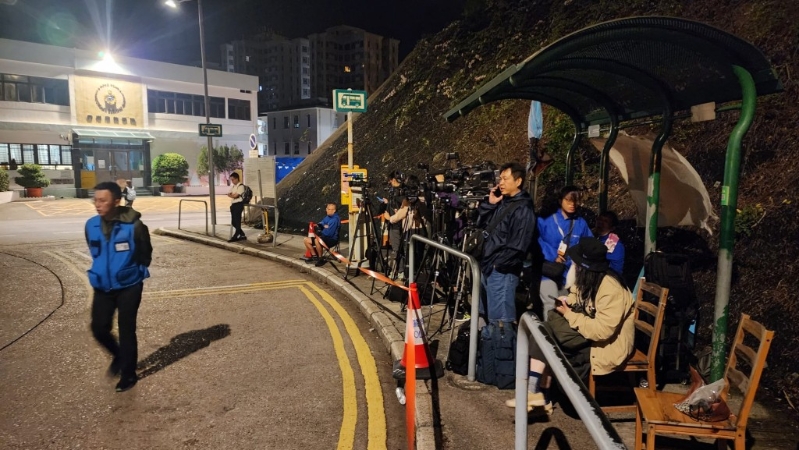 約二十多名傳媒在赤柱監(jiān)獄外守候。 黎志偉攝.jpeg