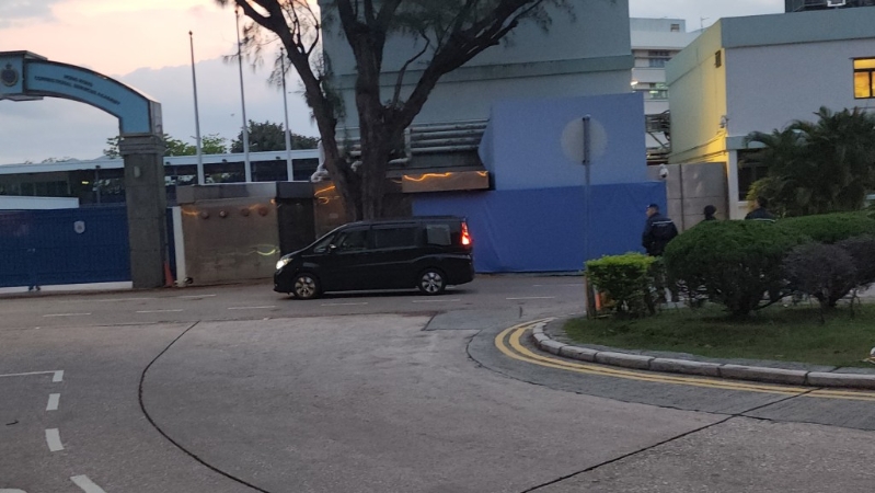 清晨有多輛七人車由赤柱監(jiān)獄駛出，料接載郭家麒及譚文豪離開。 黎志偉攝