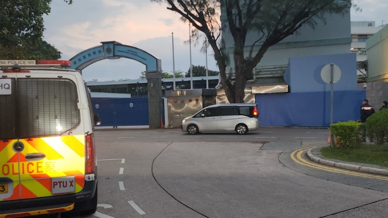 清晨有多輛七人車由赤柱監(jiān)獄駛出，料接載郭家麒及譚文豪離開。黎志偉攝