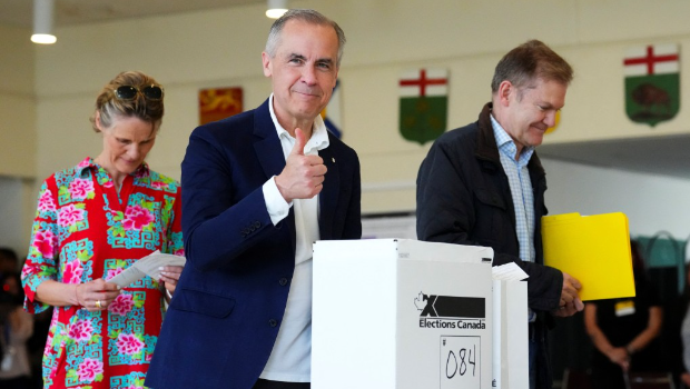 卡尼與其太太到票站投票。