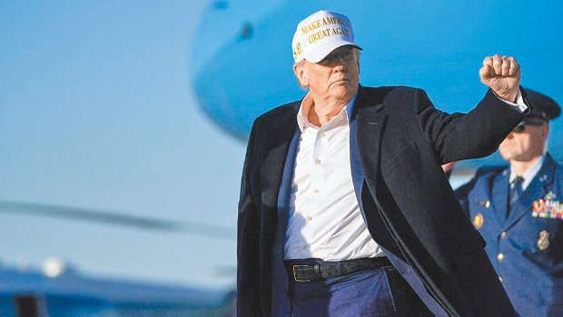 圖為特朗普27日抵美國(guó)安德魯基地視察