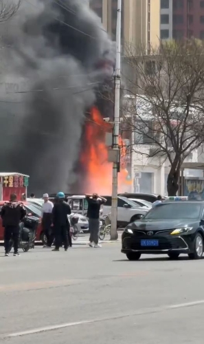 現(xiàn)場(chǎng)火勢(shì)猛烈。