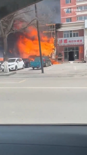 涉事飯店火勢(shì)猛烈。