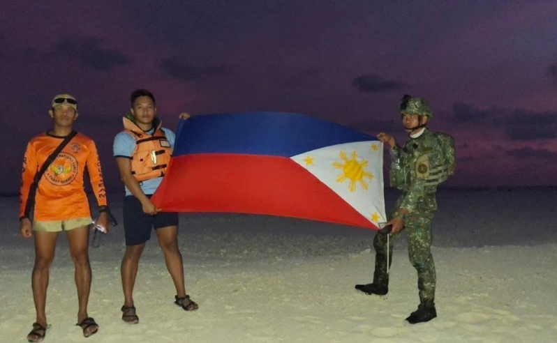 菲官方公開其軍人登上鐵線礁的情況。