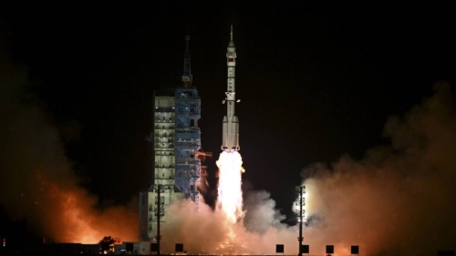 2024年10月30日，搭載神舟十九號(hào)載人飛船的長(zhǎng)征二號(hào)F遙十九運(yùn)載火箭在酒泉衛(wèi)星發(fā)射中心點(diǎn)火發(fā)射。新華社