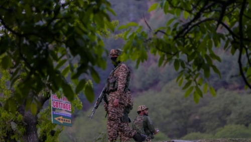 印度安全官員在南喀什米爾帕哈爾加姆附近站崗。