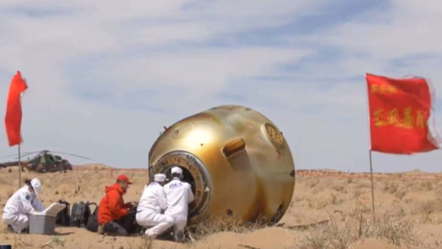 神舟十九號(hào)中午返回東風(fēng)著陸場(chǎng)。 央視截圖