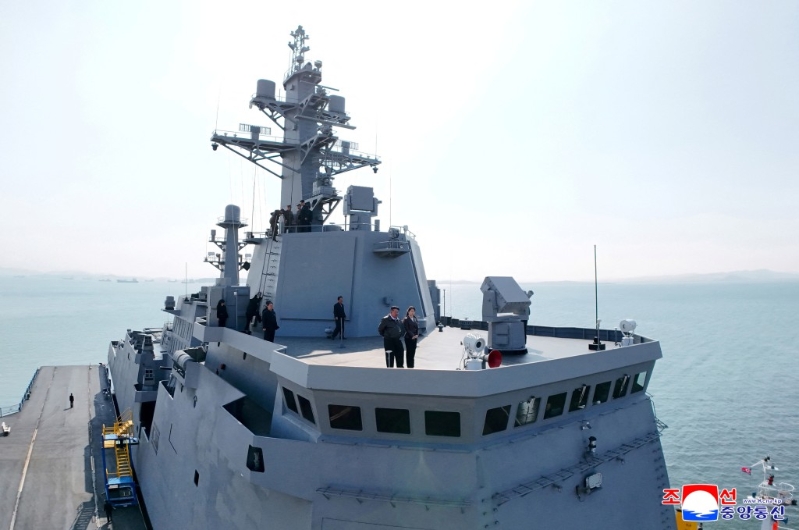 金正恩連同女兒金主愛視察“崔賢”號武器測試