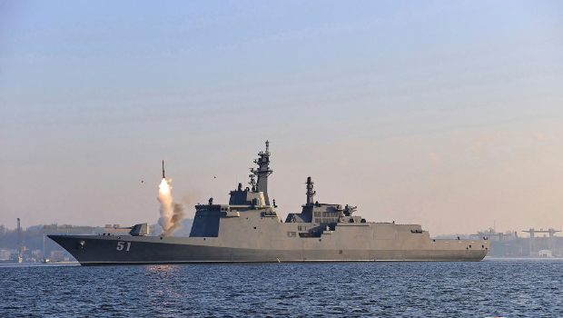 “崔賢”號武器測試。